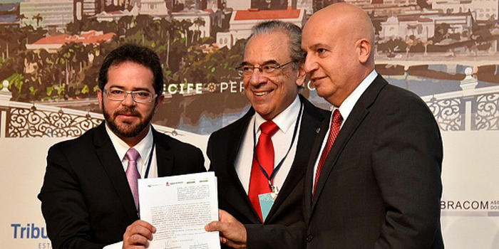 O presidente da Atricon (esq) o presidente do IRB (centro) e o ministro da Controladoria Geral da União (esq) / Foto: Marilia Auto